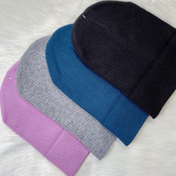 NWT Women’s Black Beanie Hat Soft Stretch - Picture 3 of 5